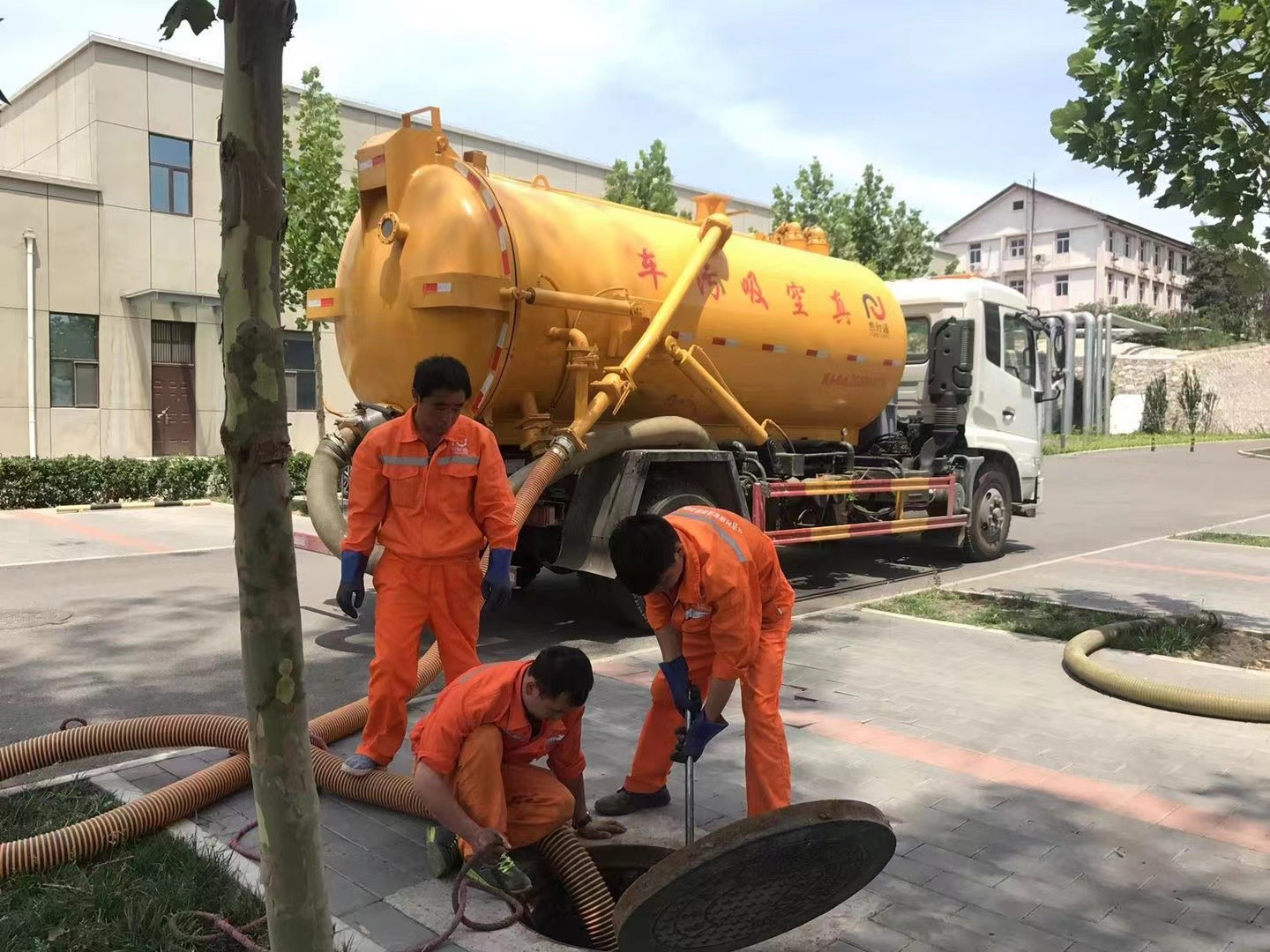 柳州化粪池清理与5-8吨吸粪车施工效率分析